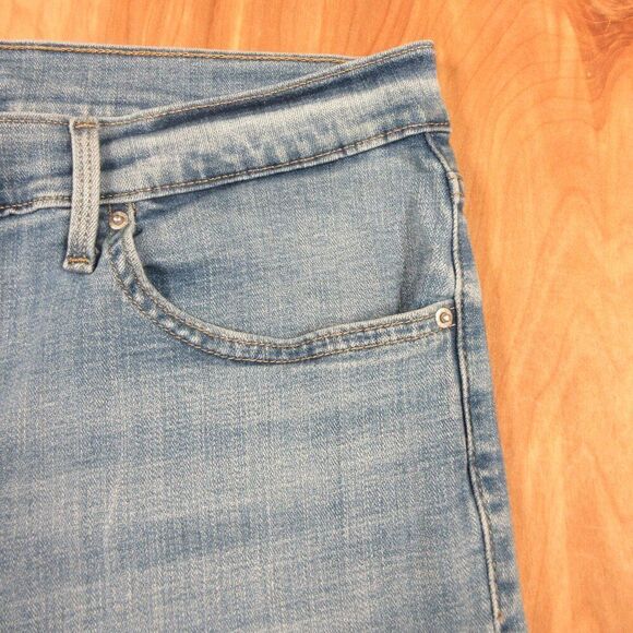 LEVI'S Classic Bermuda Denim Jean SHORTS Womens Size 32 Capri Skimmer Light Wash - Picture 5 of 13